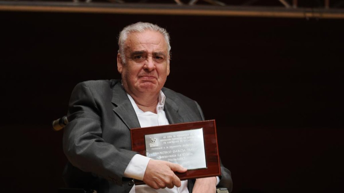 Francisco Martínez, en una imagen de archivo recibiendo una placa conmemorativa en la gala del Concurso Provincial de Pinchos Valladolid 2023. -PHOTOGENIC