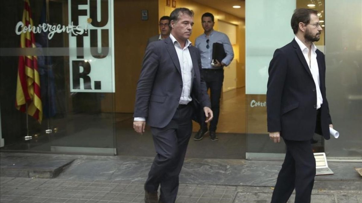 José Grinda (derecha) y Fernando Bermejo (izquierda) salen de la sede de CDC, en agosto del 2016.-EFE / TONI ALBIR