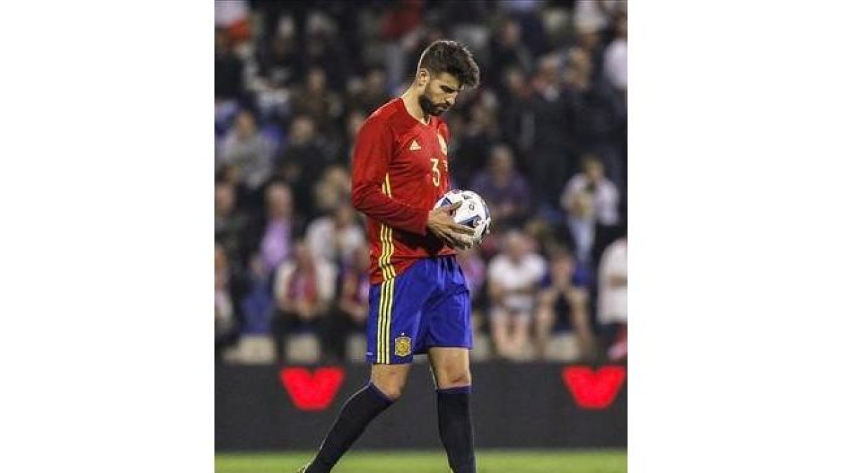 Gerard Piqué, en un momento del amistoso entre España e Inglaterra en el Rico Pérez.-MIGUEL LORENZO