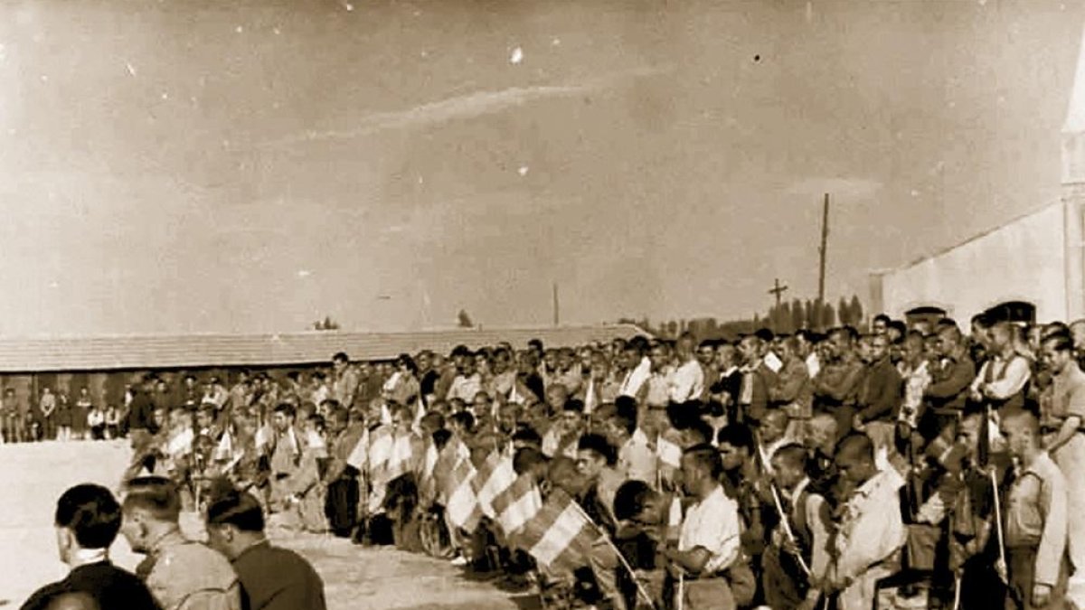 Prisioneros del campo de concentración de Aranda de Duero asistiendo a un acto religioso.-Biblioteca Nacional de España