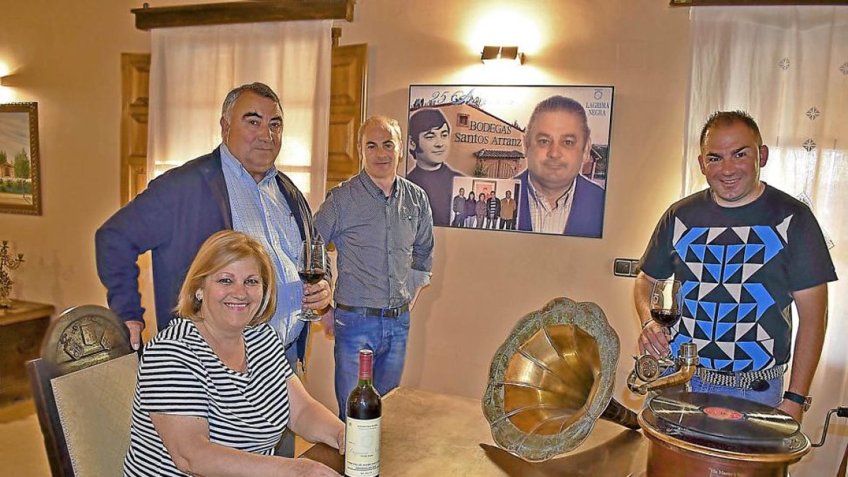 Rosa y Teodoro Santos –este, al fondo, junto al cuadro con imágenes de su hermano Polo–, con Miguel Ruiz y el joven Jorge Ruiz Santos, que representa el futuro de la bodega creada por su tío.-ARGI