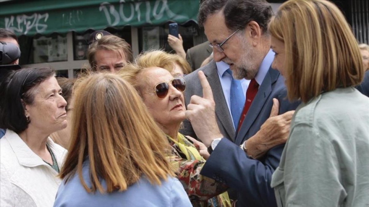 El líder del PP, Mariano Rajoy, con la secretaria general de su partido, Dolores de Cospedal, en un paseo por Guadalajara.-PEPE ZAMORA / EFE