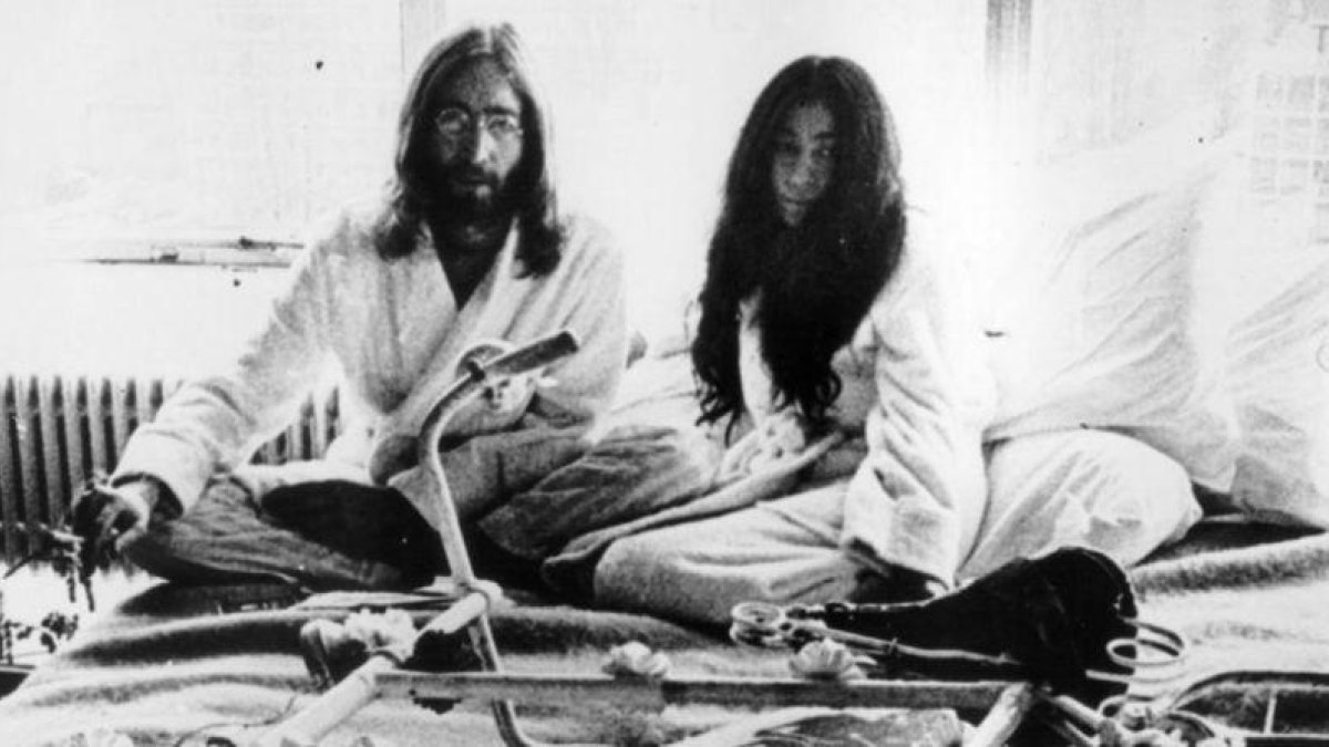 John Lennon y Yoko Ono, retratados en la 'suite' de un hotel de Montrea (Canadá), a finales de los años 70.-