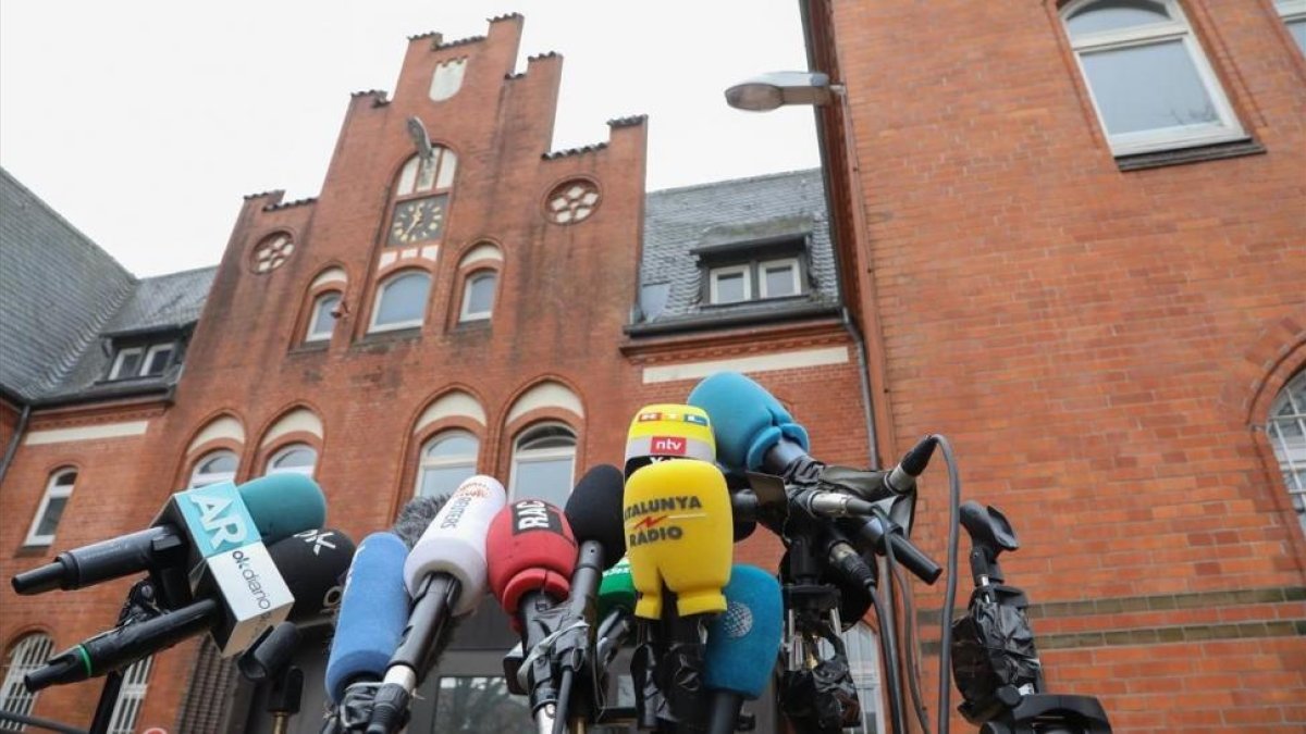 Micrófonos de diferentes medios y agencias internacionales frente a la cárcel de Neumunster, Alemania.-/ FOCK STRANGMANN (EFE)