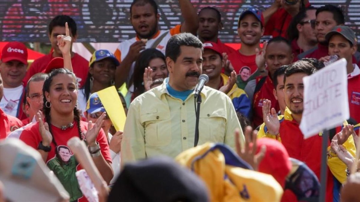 El presidente venezolano, Nicolás Maduro, habla durante una manifestación en Caracas por la decisión de la OEA.-EFE / CRISTIAN HERNÁNDEZ