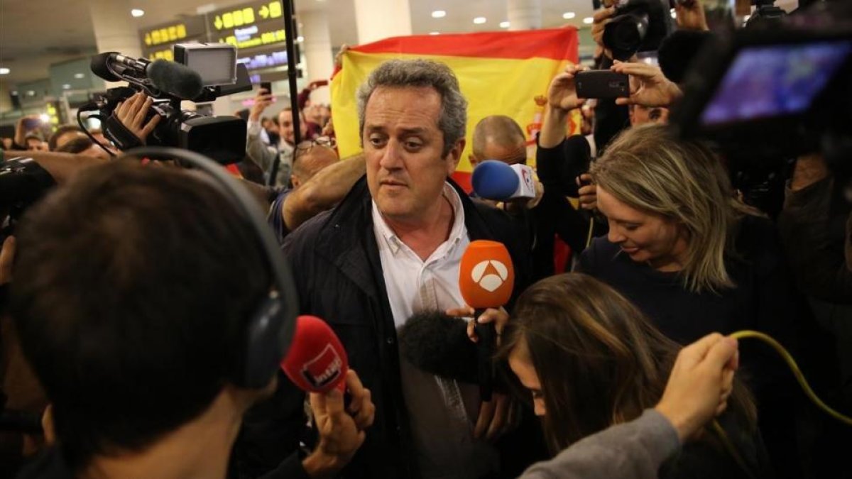 Llegada del conseller Joaquim Forn al aeropuerto del Prat.-ELISENDA PONS