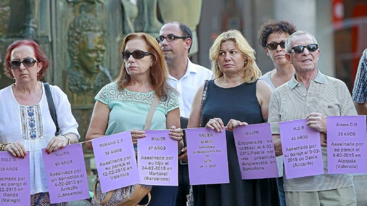 Cadena humana en la concentración de ayer en Fuente Dorada.-J. M. Lostau
