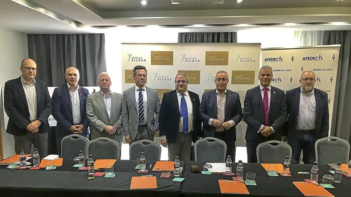 Alejandro Blanco (tercero por la derecha) compartió mesa de trabajo en el Hotel Silken de Valladolid con los directivos de Afedecyl con su presidente Gerardo García a la cabeza y los directivos.-G. VELASCO