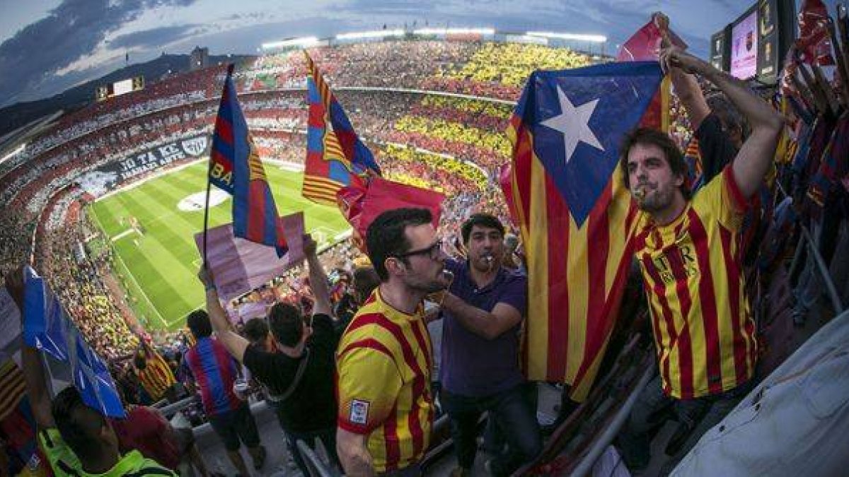 Seguidores del Barça , en el Camp Nou, en los instantes previos a la final de Copa.-Foto: JOAN CORTADELLAS