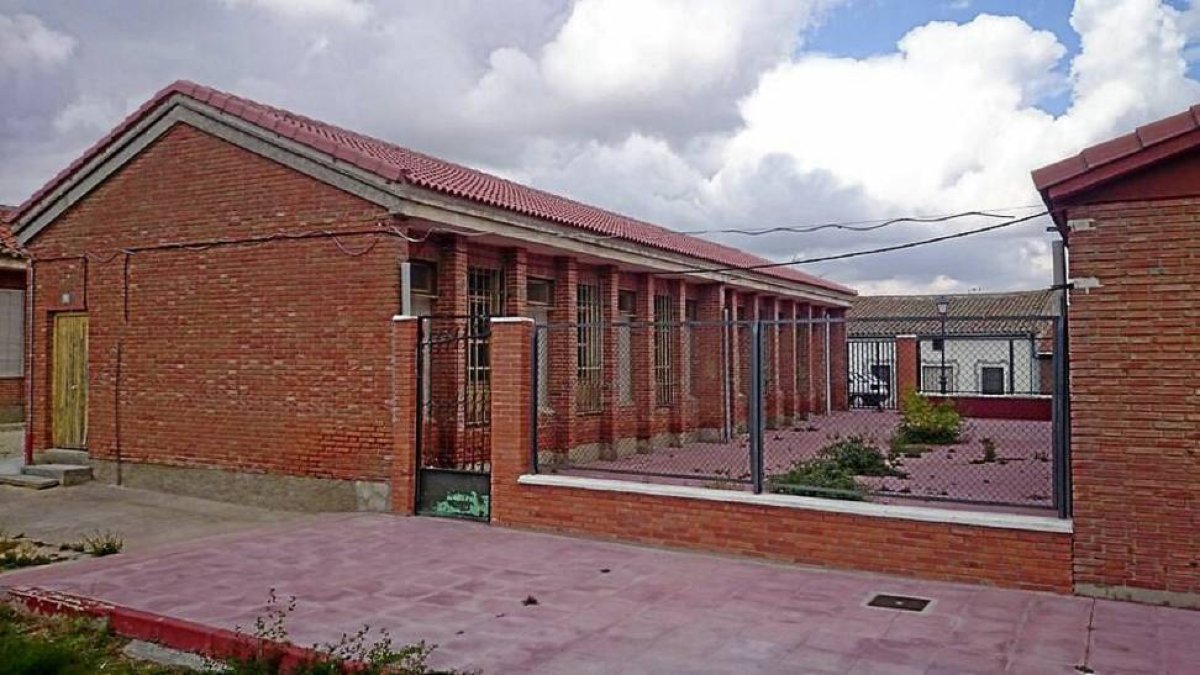 Antiguas escuelas de Fresno el Viejo en las que el Ayuntamiento hará una residencia con peones agrícolas-El Mundo