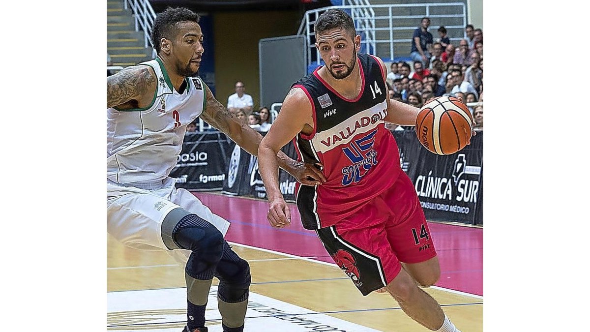Dani Astilleros durante un partido de los playoffs de ascenso.-P. REQUEJO