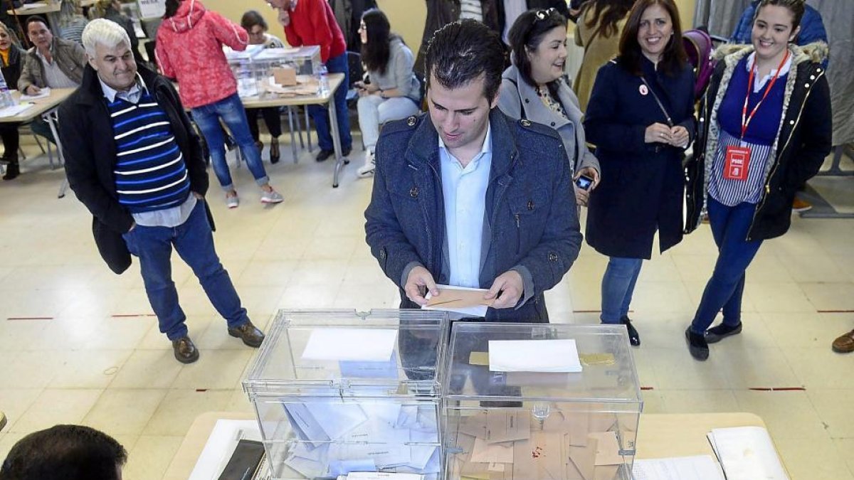 Luis Tudanca en el momento de votar el pasado 20 de diciembre en su colegio electoral de Burgos.-ICAL
