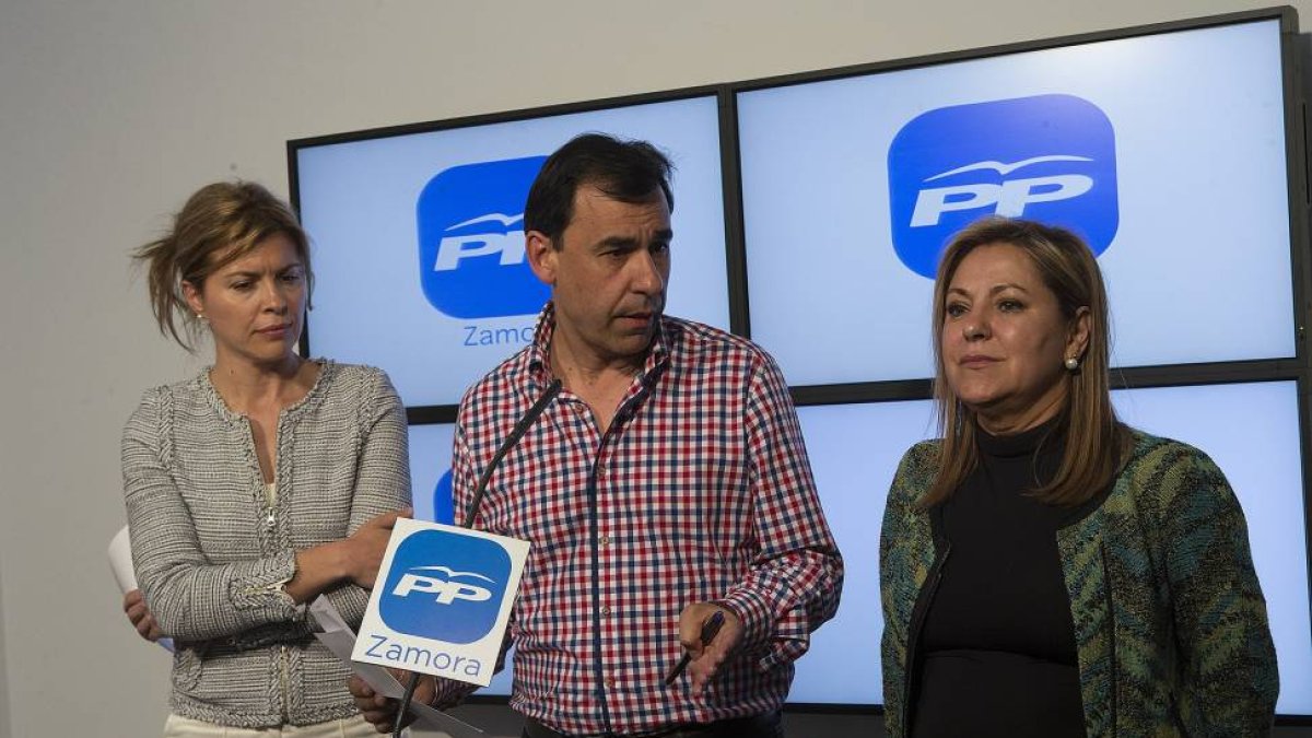 La candidata a la alcaldía, Clara San Damian, el presidente del PP, Fernando Martinez Maillo, y la candidata a las cortes, Rosa Valdeón, analizan los resultados de las elecciones-Ical