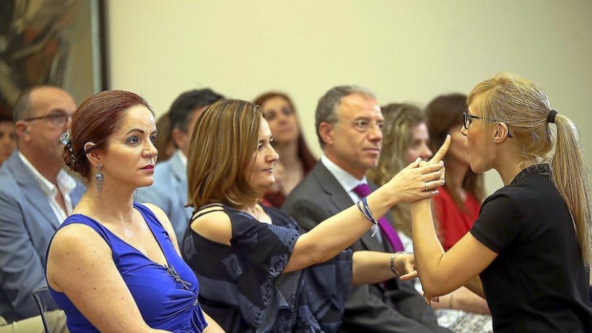 Silvia Clemente, junto a la presidenta de Asocyl, Patricia Zorita, en el acto del Día Mundial de las Personas Sordociegas.-ICAL
