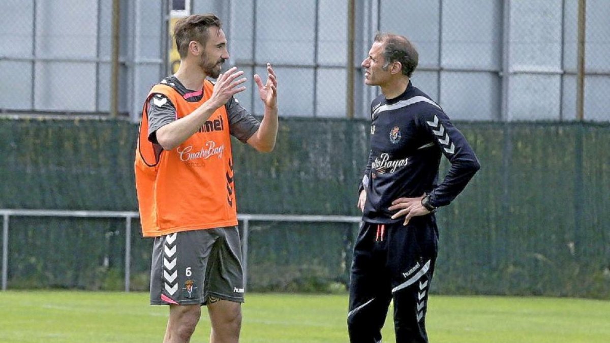 Borja charla con Alberto al término del primer entrenamiento que dirigió el extécnico blanquivioleta en la 15-16.-BALCAZA