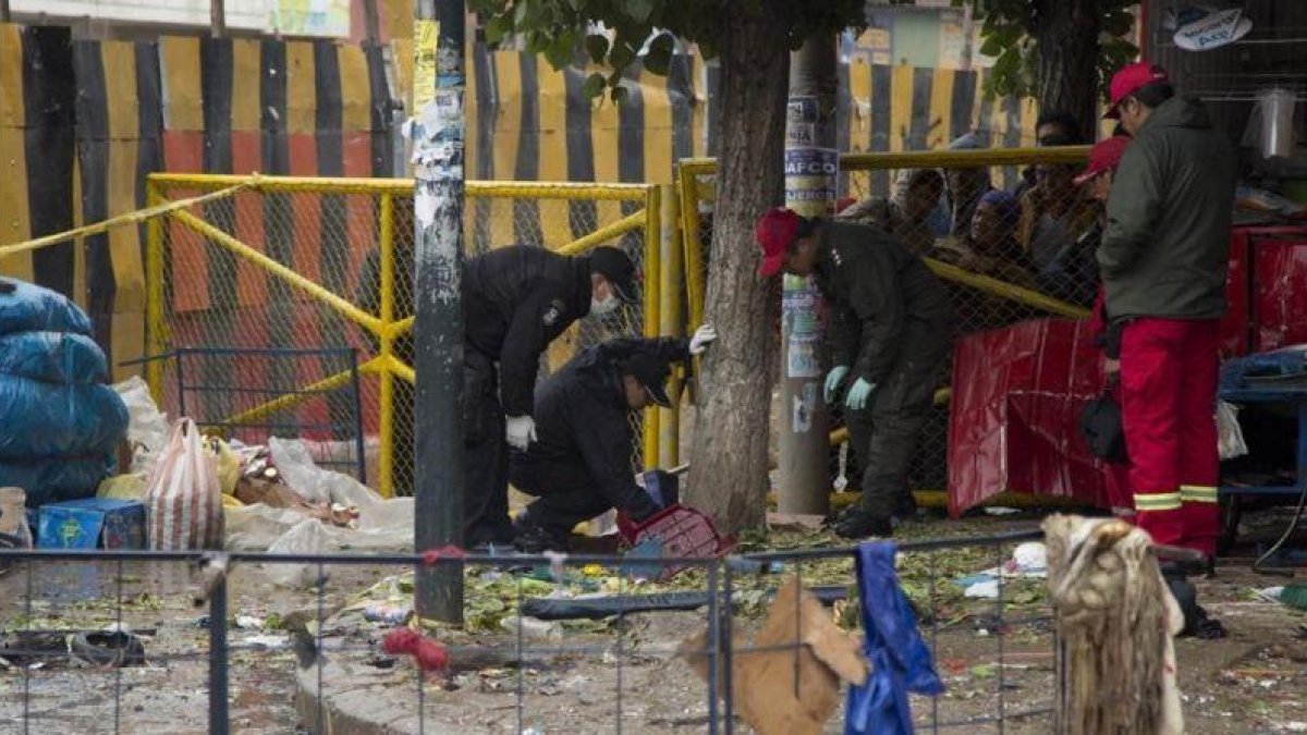 Los bomberos inspeccionan el lugar de la explosión en Oruro.-JUAN KARITA / AP