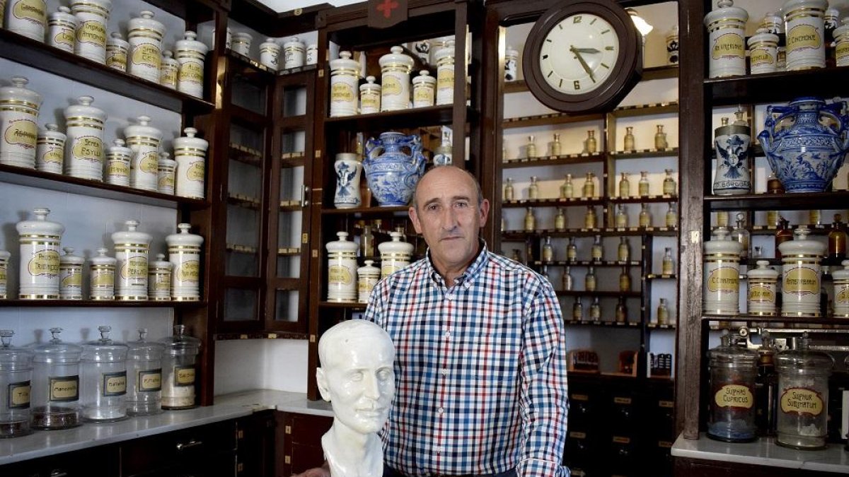Carlos en su farmacia centenaria en Portillo, que abrió sus puertas el 2 de septiembre de 1918.-