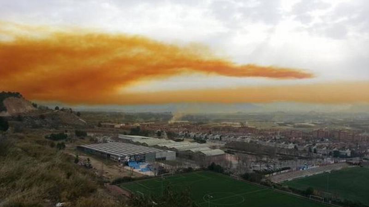 La nube tóxica en el cielo de Igualada.-Foto: TWITTER