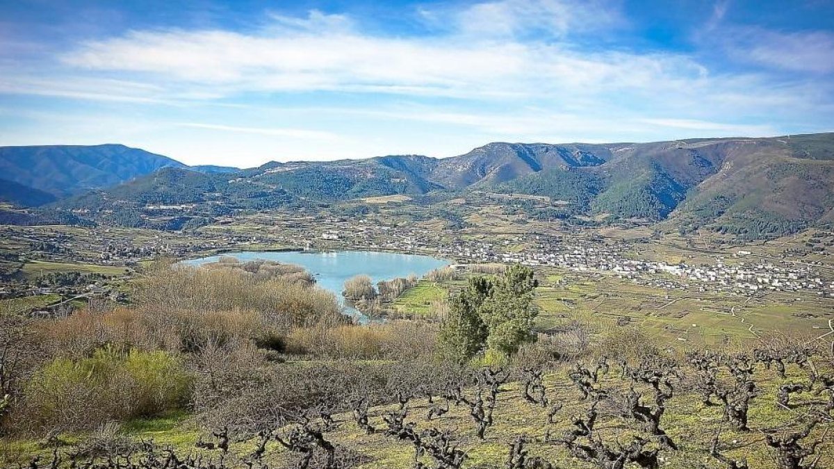 Panorámica de la zona de la DOP Valdeorras donde la familia Rodero Villa tiene el viñedo.-PAGO DE LOS CAPELLANES