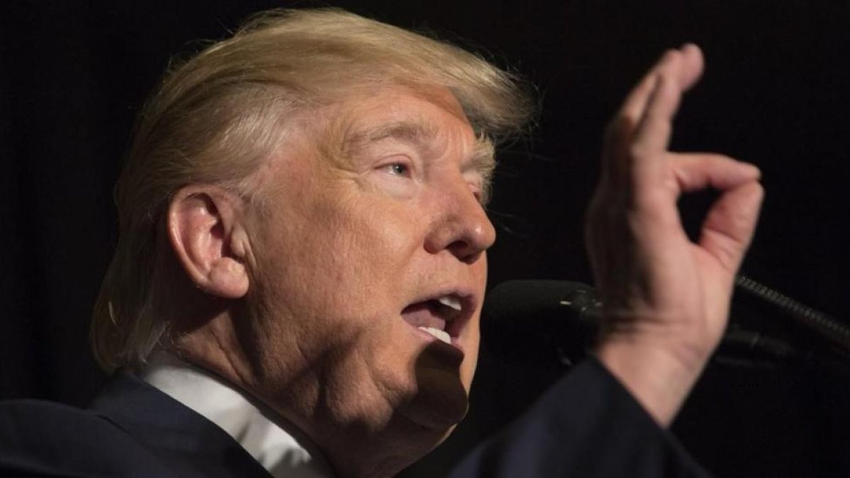 El presidente estadounidense, Donald Trump, pronuncia su discurso durante la reunion de invierno de la Asociacion de Jefes de Ciudades Principales.-CHRIS KLEPONIS POOL