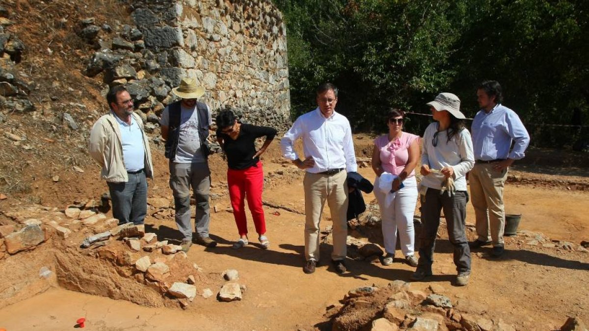 El director general de Patrimonio de la Junta, Enrique Sáiz (C), visita el campo de trabajo de ‘Las Pedreiras’, en Lago de Carucedo (León), dentro del entorno de Las Médulas-Ical