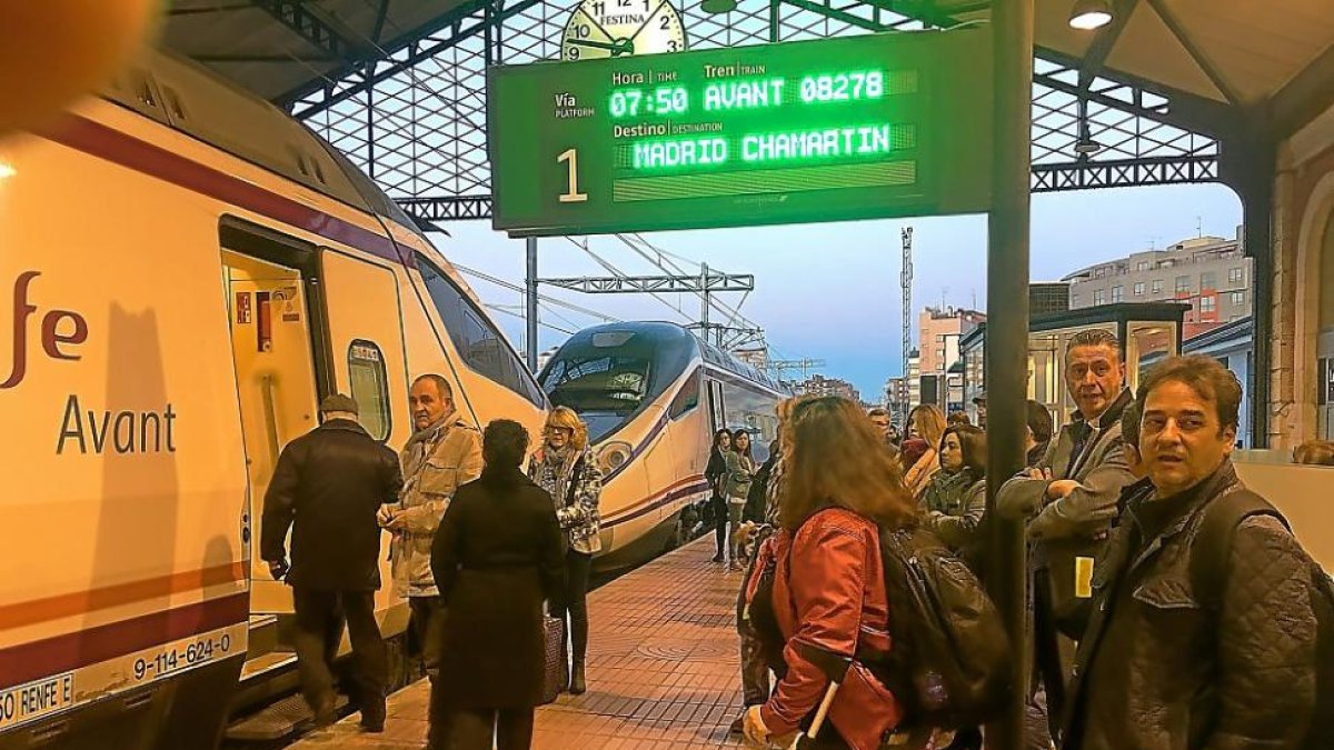 Algunos de los pasajeros desalojados del Avant en Campo Grande.-E.M.
