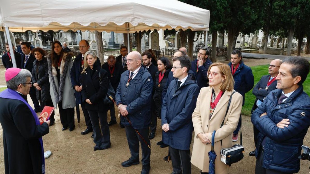 Jesús Julio Carnero junto a miembros de la corporación municipal en el cementerio. E.M.