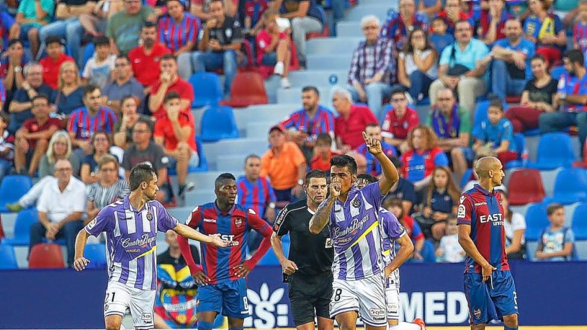 Iban Salvador celebra su único gol marcado en la Liga, al Levante en el Ciudad de Valencia.-ARABA PRESS