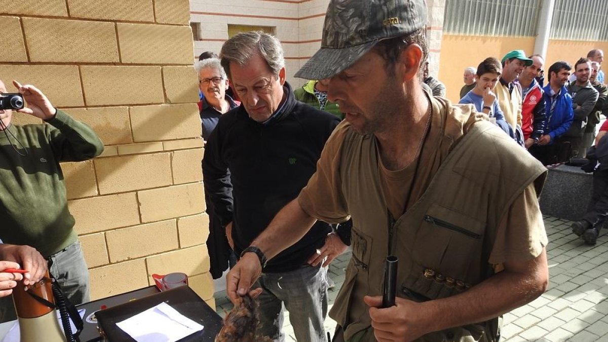 El campeón vallisoletano de 2017, Iñaqui Izurrategui, entregando su caza.-L.D.F.