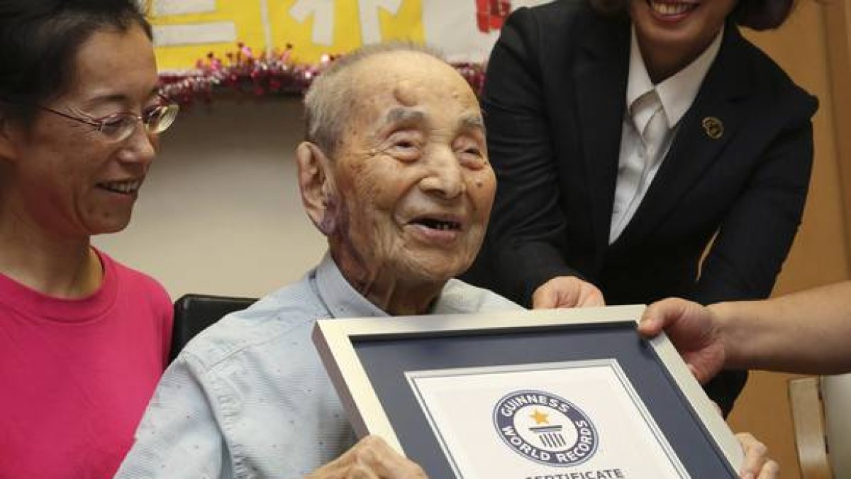Yasutaro Koide, de 112 años, recibe el certificado de Récord Guinnes.-