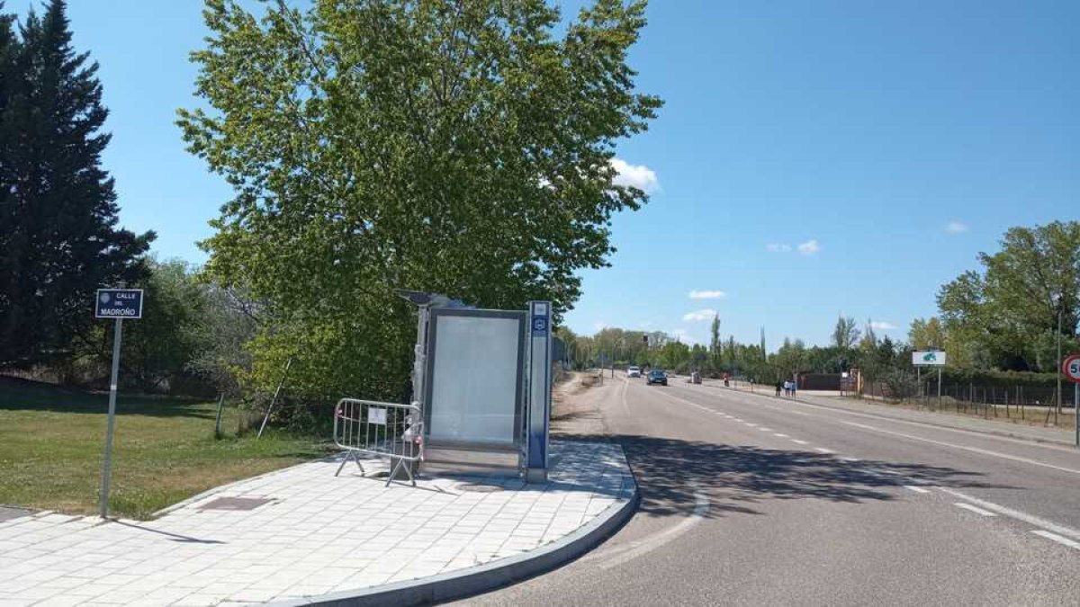 Nueva marquesina de autobús en la calle Madroño. / E. M.