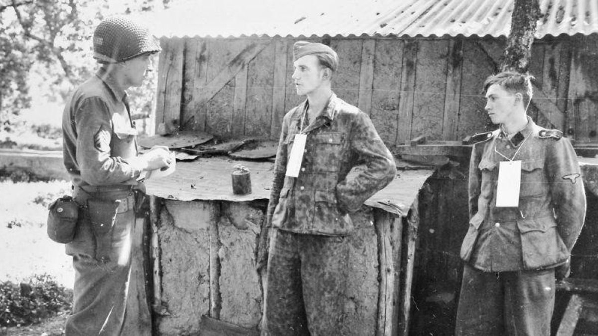 Martin Selling, interrogando a dos prisioneros alemanes, cerca del frente, en Francia, en 1944.-EJÉRCITO DE EEUU