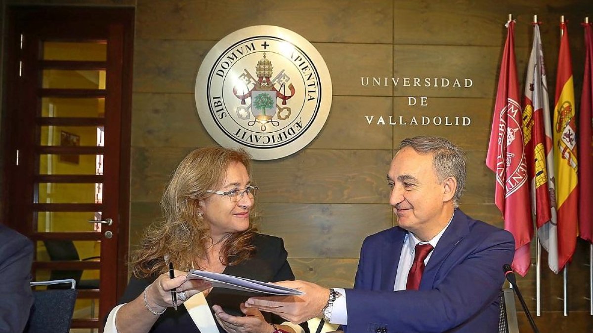 Catarina Gurska y Antonio Largo firman el acuerdo de colaboración.-ICAL