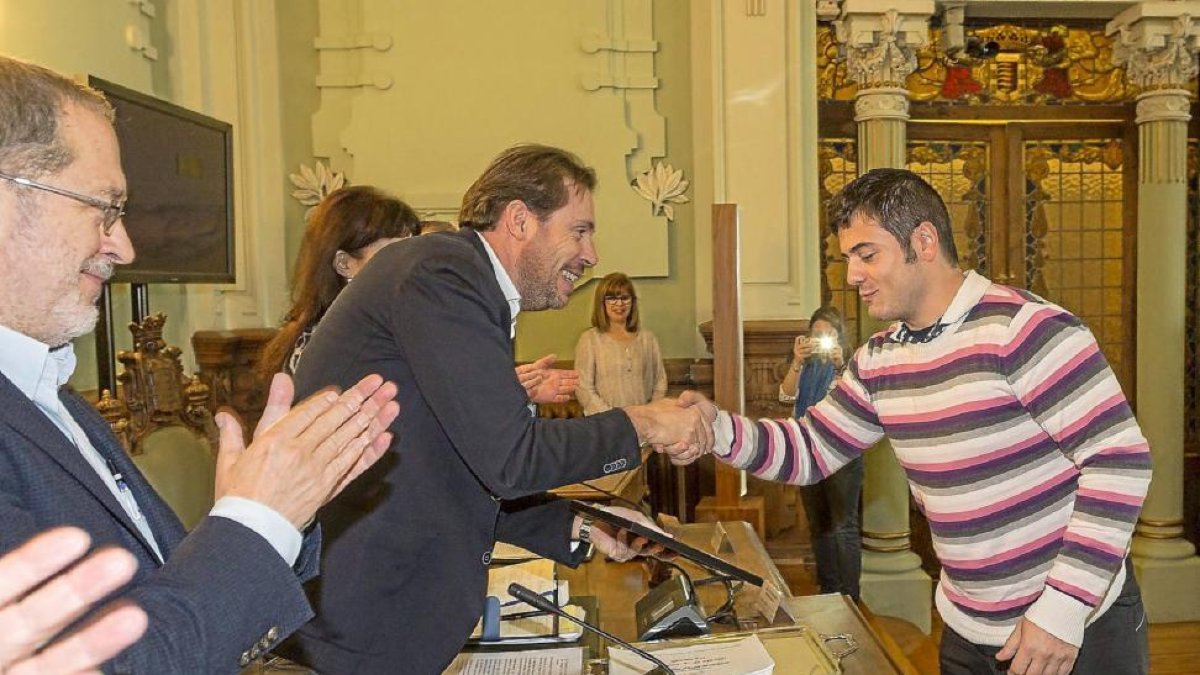Marco González Crespo recibe del alcalde el diploma como donante número 100.000.-Miguel Ángel Santos