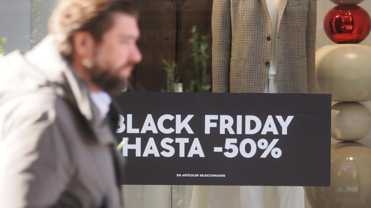 Descuentos por el 'Black Friday' en comercios de Valladolid en una imagen de archivo