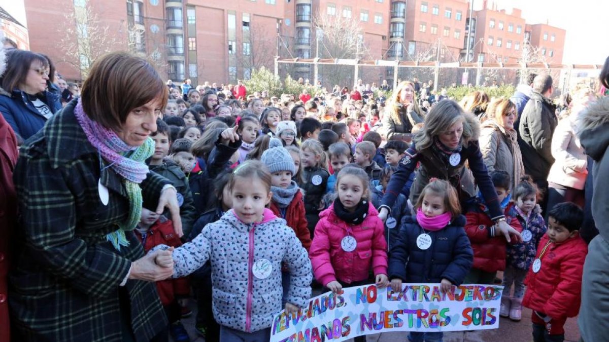 Algunos de los niños que ayer participaron en la celebración del Día Internacional de la Paz que tuvo lugar en la Plaza de la Solidaridad.-ICAL