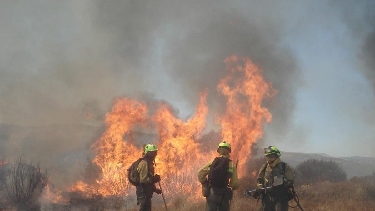 Bomberos sofocando un incendio-EUROPA PRESS