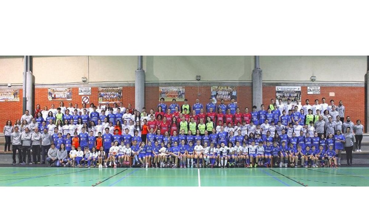 Los jugadores de todas las categorías del club de Pajarillos posan junto a sus entrenadores en las instalaciones del colegio Cristóbal Colón.-MIGUEL A. ABRIL