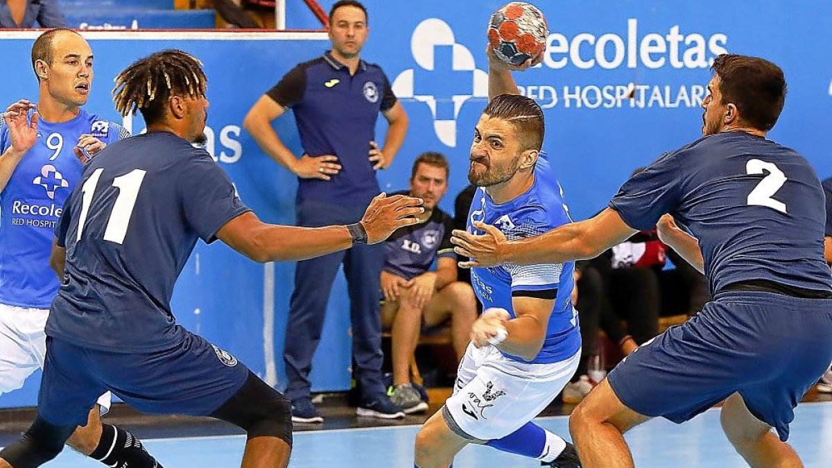 Imagen del duelo jugado por el Recoletas ante el BMLogroño de Miguel Velasco en pretemporada.-J. M. LOSTAU