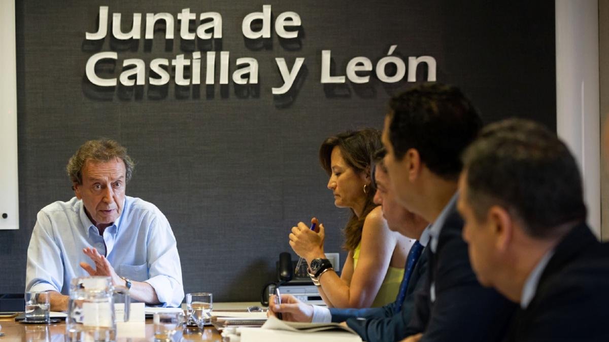 De Santiago-Juárez presidiendo, ayer, la reunión de la Comisión de Coordinación Territorial.-ICAL