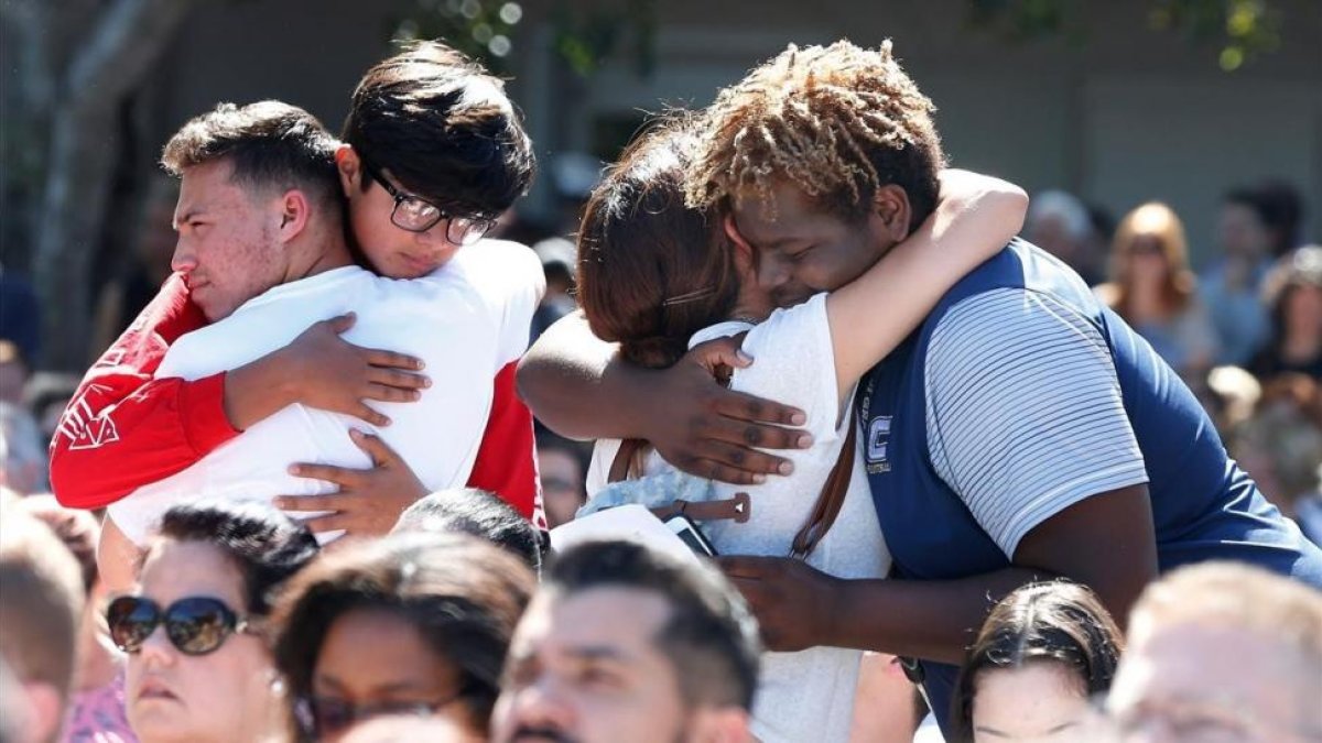 Asistentes a la vigilia por las víctimas del tiroteo en el instituto Marjory Stoneman Douglas en Florida-/ RHONA WISE (AGENCIAS)