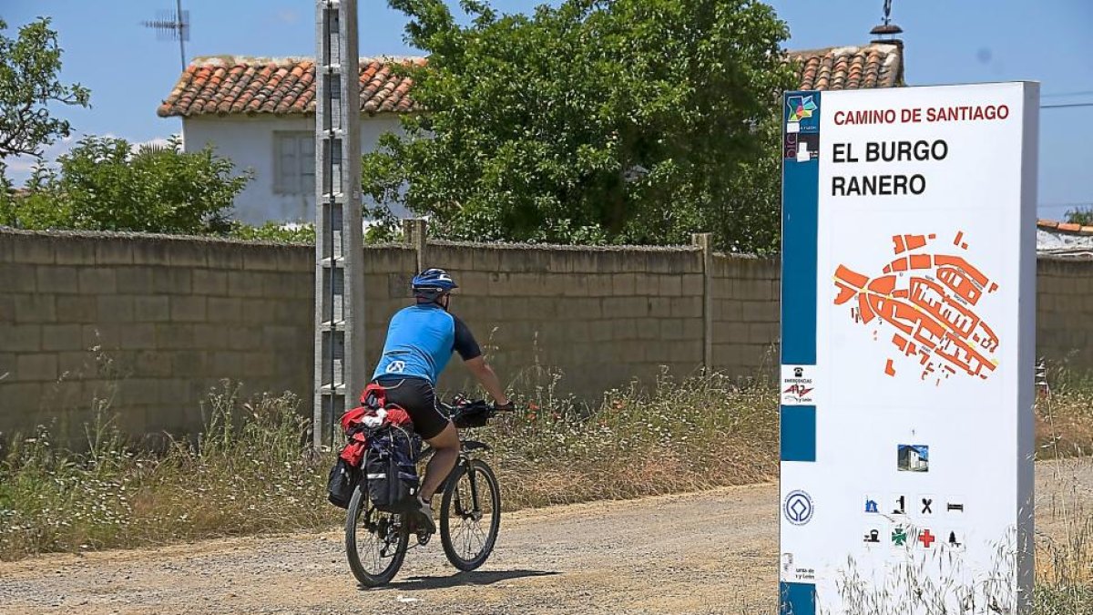 Paso del Camino de Santiago por Burgo Ranero (León).-Jesús F. Salvadores