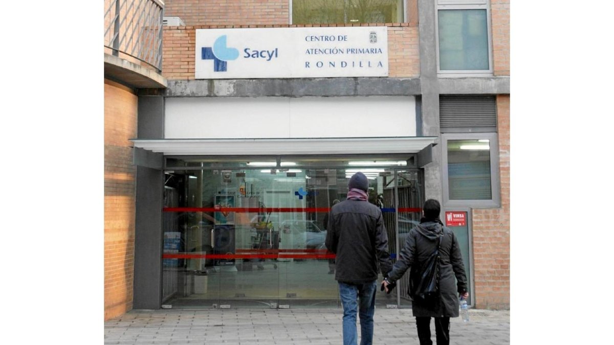 Una pareja accede al Centro de Salud de Rondilla.-CARLOS ESPESO