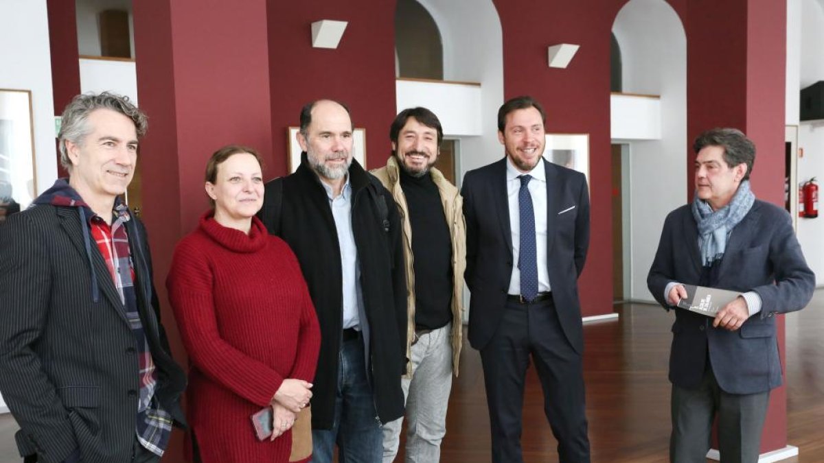 El actor Carmelo Gómez, junto al alcalde de Valladolid, Oscar Puente, y integrantes de la Compañía Nacional de Teatro Clásico, presentan la obra 'El alcalde de Zalamea', en el teatro Calderón de Valladolid-ICAL