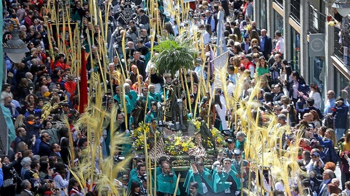 La cofradía Penitencial de la Santa Vera-Cruz, procesionando ‘La Borriquilla’.-PHOTOGENIC/JOSÉ CARLOS CASTILLO