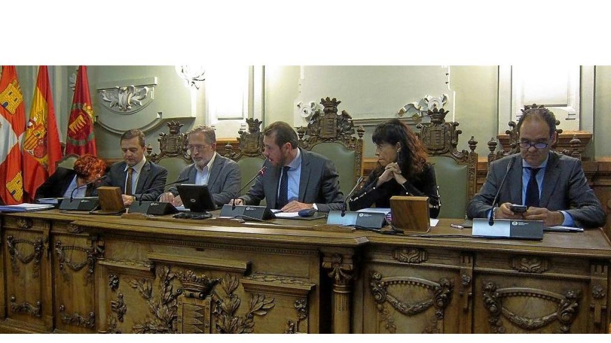 Saravia, Puente y Redondo durante el Pleno extraordinario celebrado ayer.-EUROPA PRESS