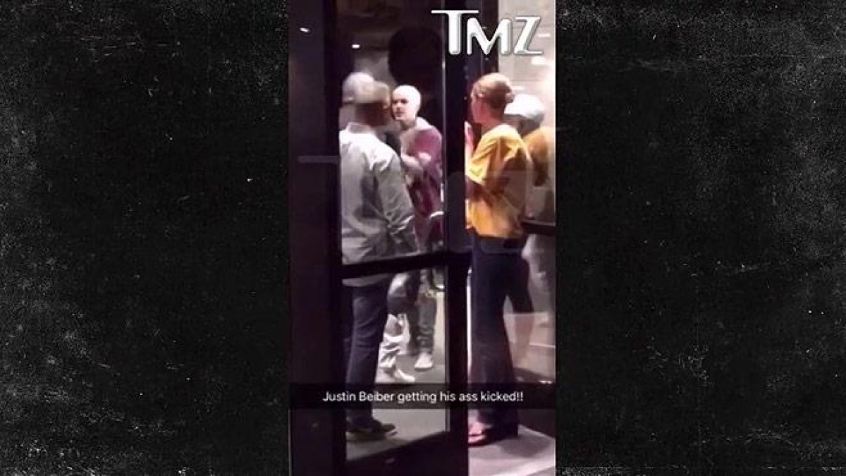 Justin Bieber se pelea con un fan que le pedía un autógrafo en Cleveland.-YOUTUBE/ TMZ