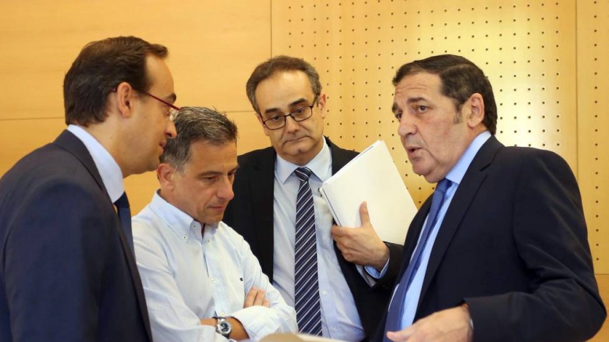 El consejero de Sanidad, Antonio Sáez Aguado, conversa con algunos de los asistentes a la reunión del Consejo Castellano y Leonés de Salud-ical