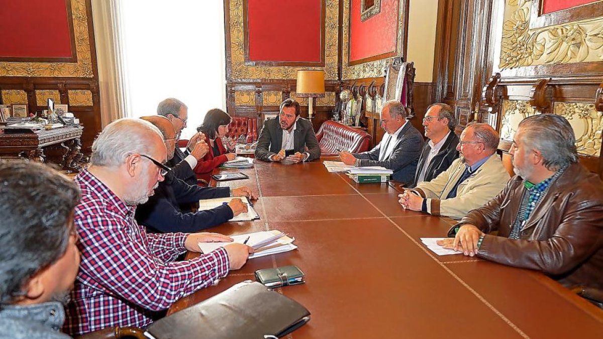 Cooperatitvistas ayer en la reunión con Puente, Sánchez y Gato.-E. M.
