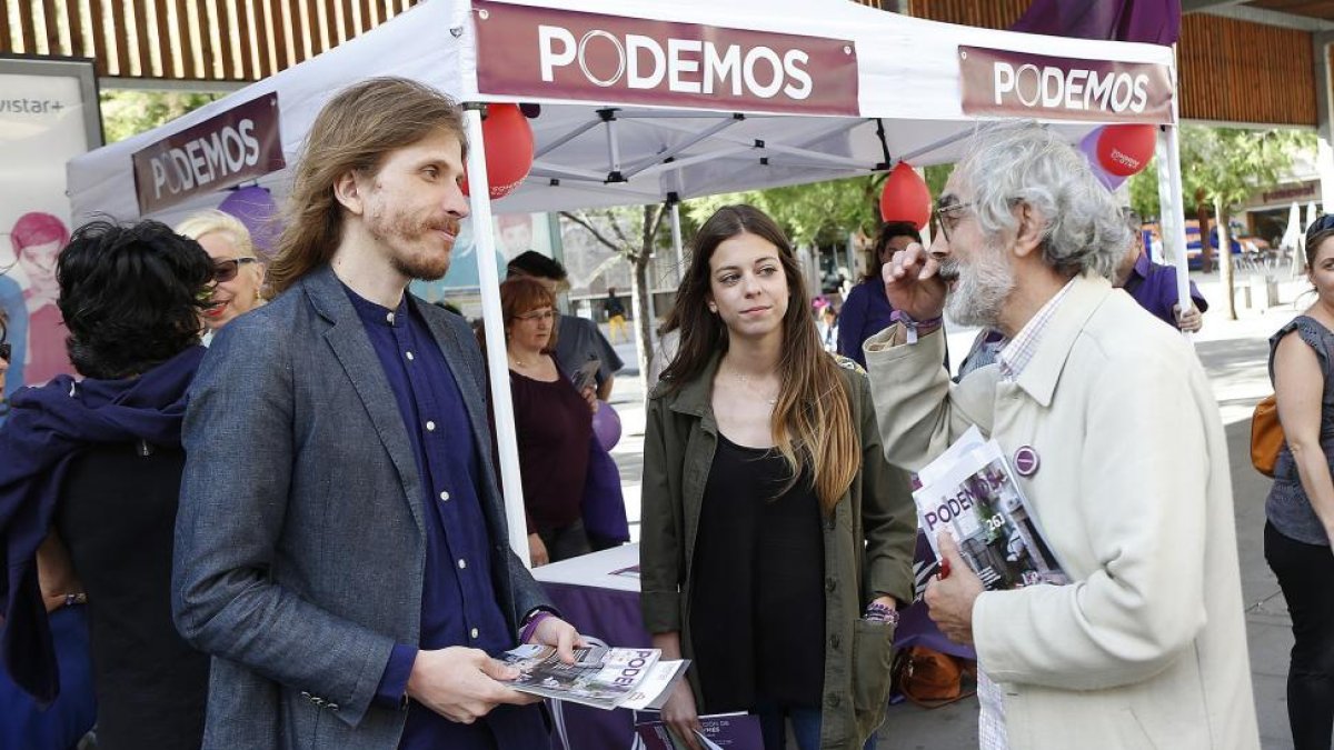 El secretario general de Podemos de Castilla y León, Pablo Fernández, apoya en Zamora la lista de Unidos Podemos encabezada por Braulio Llamero.-ICAL